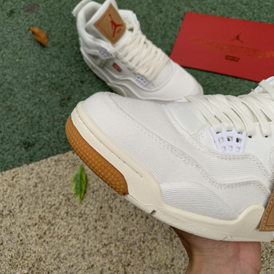 JORDAN 4 RETRO WHITE (LEVI'S TAG)