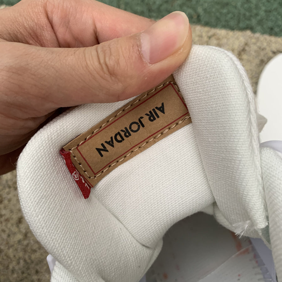 JORDAN 4 RETRO WHITE (LEVI'S TAG)