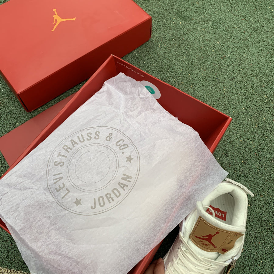 JORDAN 4 RETRO WHITE (LEVI'S TAG)