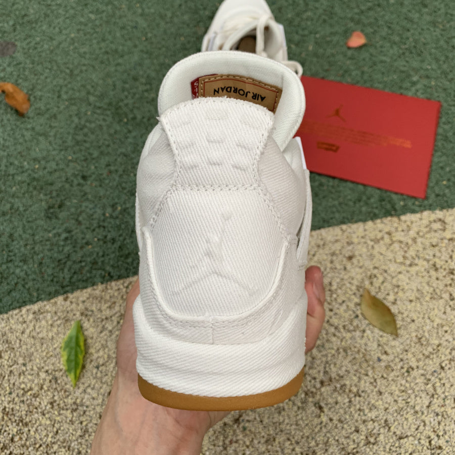 JORDAN 4 RETRO WHITE (LEVI'S TAG)