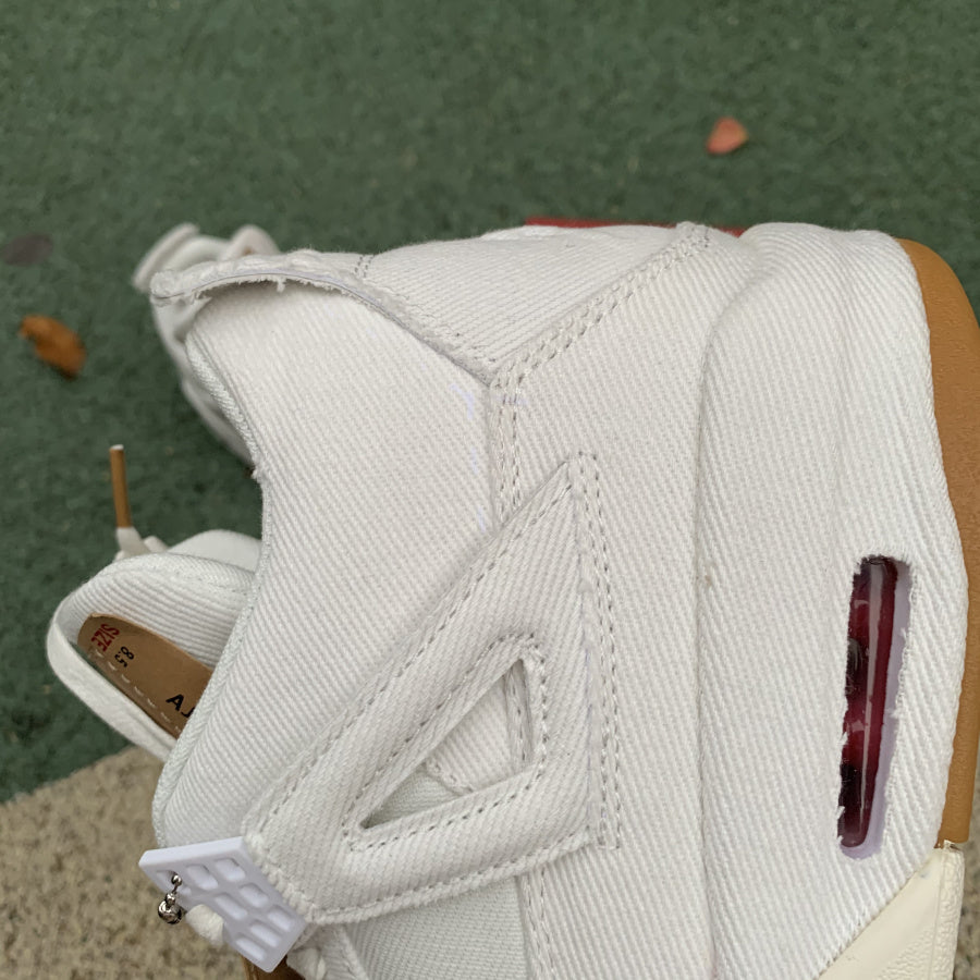 JORDAN 4 RETRO WHITE (LEVI'S TAG)